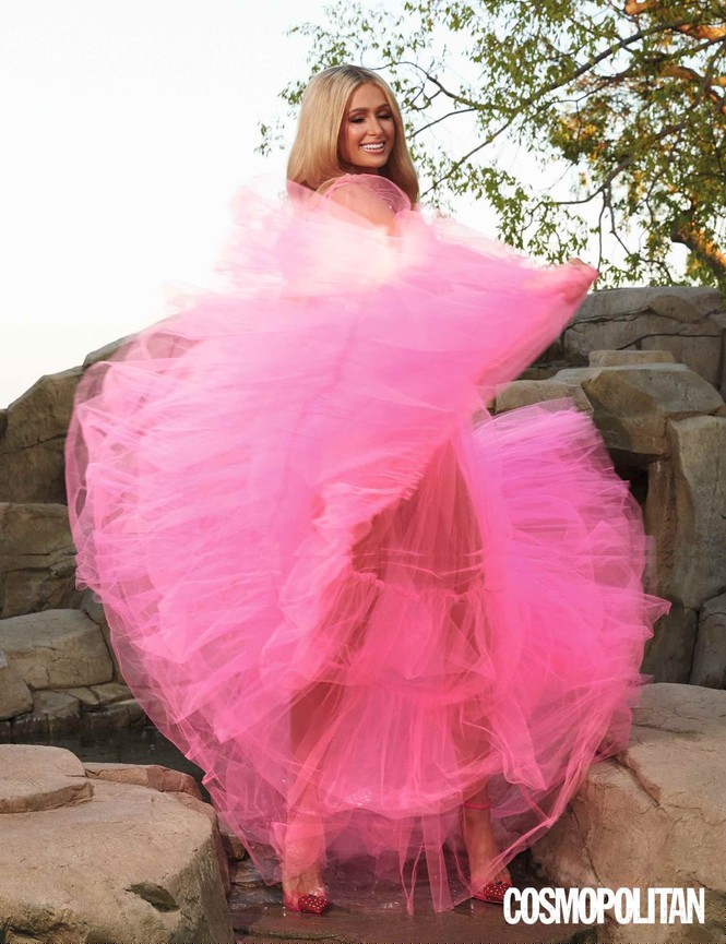 Cô nàng thừa kế Paris Hilton trẻ đẹp gợi cảm ở tuổi 39 - ảnh 4