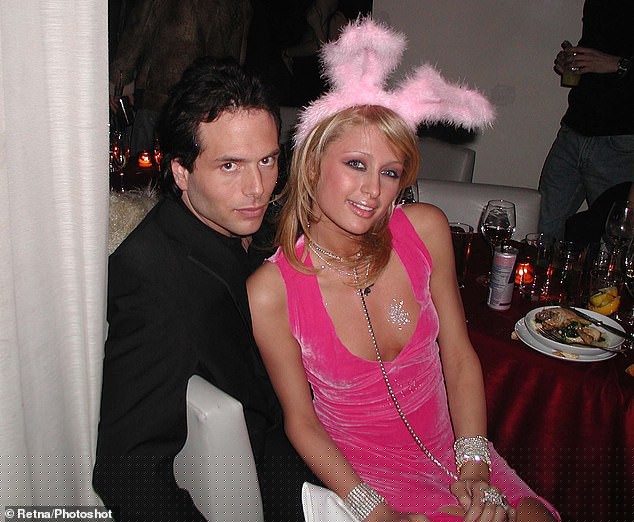 Cô nàng thừa kế Paris Hilton trẻ đẹp gợi cảm ở tuổi 39 - ảnh 10