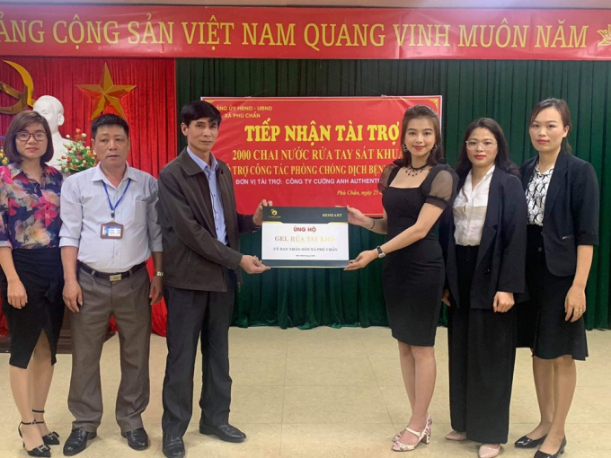 Ông Nguyễn Văn Tiến - Chủ tịch Uỷ ban nhân dân Phù Chẩn, thị xã Từ Sơn, tỉnh Bắc Ninh tiếp nhận món quà từ đại diện Công ty Cường Anh Authentic