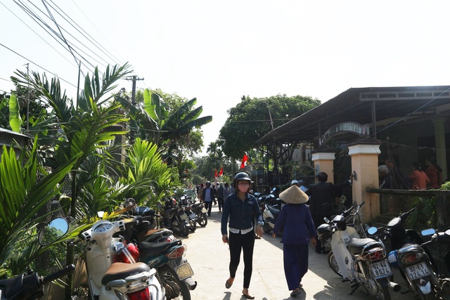 Cả xóm làng đau buồn, người dân và lực lượng chức năng liên tục túc trực để chia buồn và giúp đỡ gia đình người bị hại