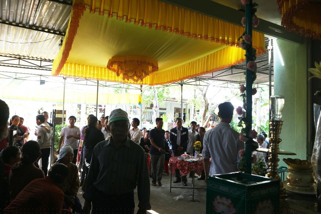 6 đám tang bao phủ nỗi tang thương lên làng quê.