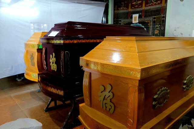 Ba chiếc quan tài được đặt cạnh nhau trong một gia đình.