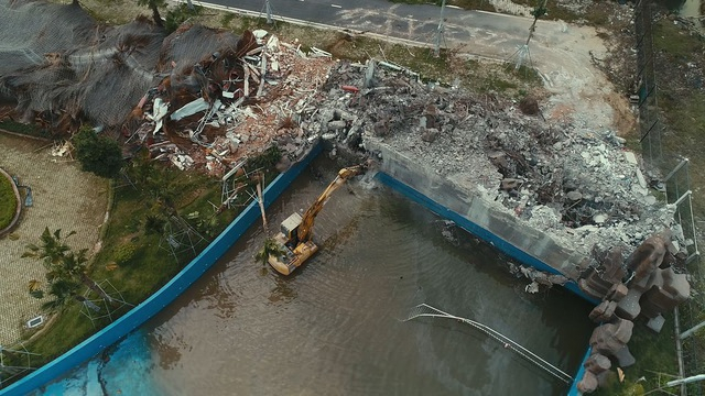 Nhiều máy móc cũng được mang tới để phá dỡ Công viên nước Thanh Hà (Ảnh: CTV/ Dân trí)