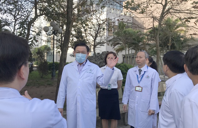 Trao đổi trực tiếp với l&atilde;nh đạo ng&agrave;nh y tế TP H&agrave; Nội tại Bệnh viện Đa khoa Đức Giang, B&iacute; thư Th&agrave;nh ủy H&agrave; Nội Vương Đ&igrave;nh Huệ đ&aacute;nh gi&aacute; t&igrave;nh h&igrave;nh dịch Covid-19 đang c&oacute; những diễn biến kh&oacute; lường, do vậy cần phải r&agrave; so&aacute;t cơ sở vật chất cũng như đội ngũ y b&aacute;c sĩ để sẵn s&agrave;ng ứng ph&oacute; trong mọi t&igrave;nh huống.