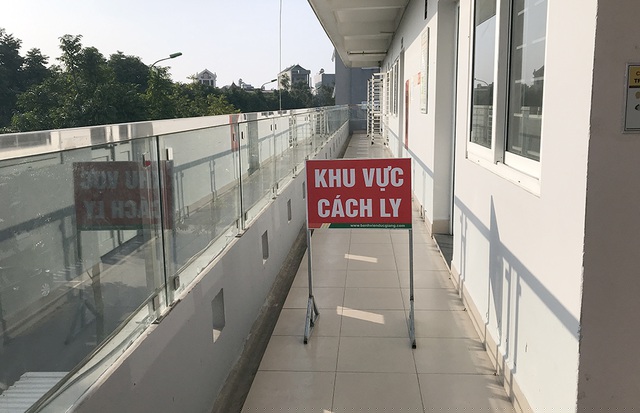 Khu c&aacute;ch ly của Bệnh vi&ecirc;n Đa khoa Đức Giang được bố tr&iacute; ở khu nh&agrave; hai tầng. Hiện nay, trang thiết bị y tế để theo d&otilde;i v&agrave; điều trị bệnh nh&acirc;n nhiễm Covid-19 đ&atilde; được bố tr&iacute; đầy đủ để lu&ocirc;n sẵn s&agrave;ng ứng ph&oacute; khi c&oacute; bệnh nh&acirc;n.