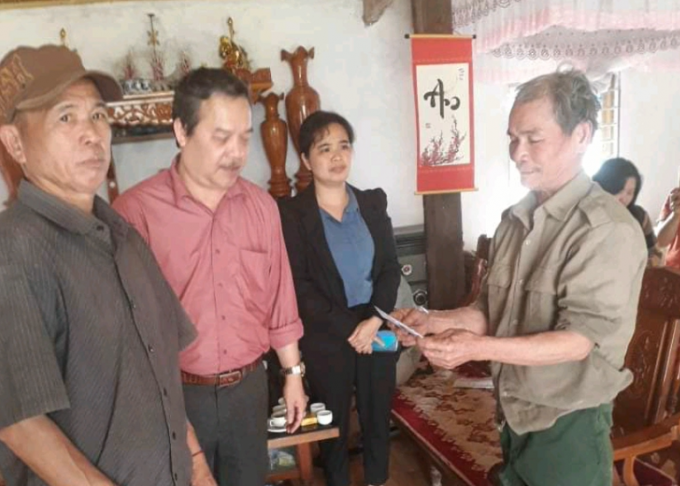 Lãnh đạo UBND huyện Lục Yên đã đến thăm hỏi, động viên.