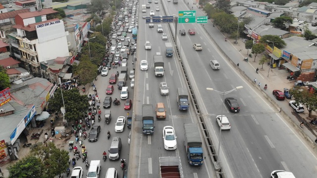 Đường Nguyễn Xiển, hướng đi từ ngõ 300 đến ngã tư Nguyễn Xiển – Nguyễn Trãi dài khoảng 1,2km, là quãng đường thường xuyên bị ùn tắc vào giờ cao điểm buổi sáng.