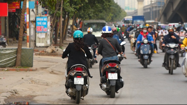Phần đường ngược lại từ ngã tư Nguyễn Xiển – Nguyễn Trãi về phía Linh Đàm khá thông thoáng. Nhiều người dân lựa chọn đi sang phần đường này để tránh ùn tắc.