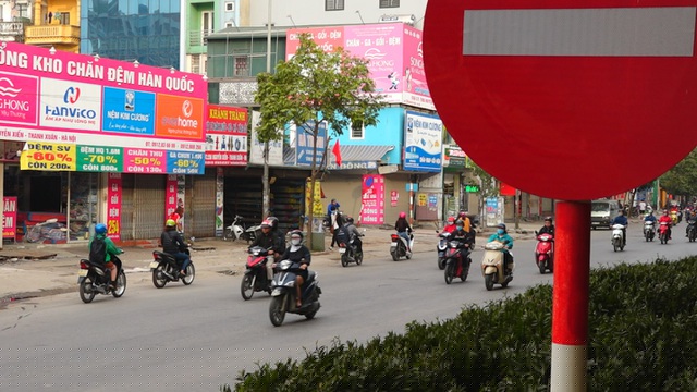 Tất cả các nút giao đều có biển cấm đi ngược chiều nhưng không có tác dụng với những người này.