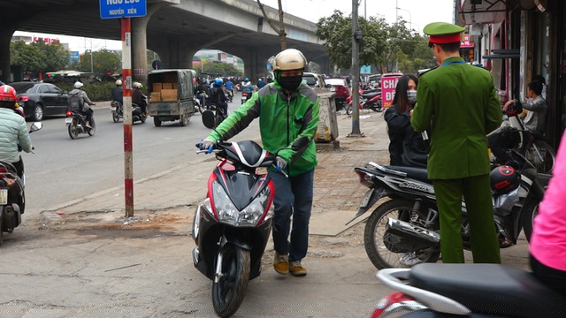 Những người khác chọn cách dắt bộ qua chốt để không bị xử phạt.