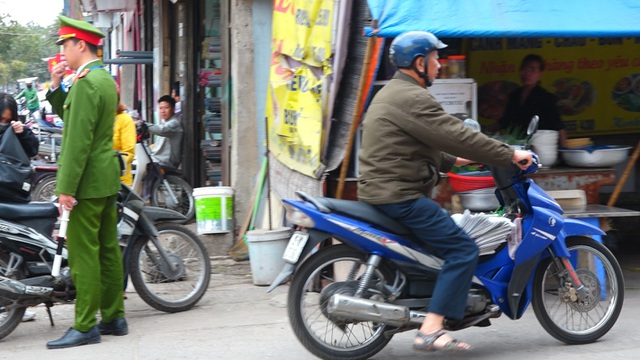 Sau khi qua chốt, họ lên xe đi như chưa từng vi phạm giao thông