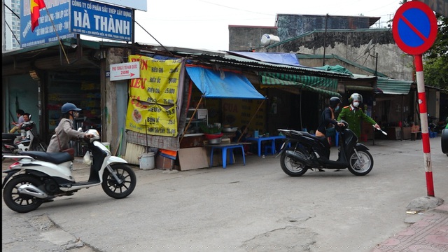 Nhiều trường hợp bị xử phạt khi cố tình đi ngược chiều dù đã được lực lượng chức năng cảnh báo từ xa. Lỗi xử phạt từ 300 – 400 nghìn đồng, tước giấy phép lái xe từ 1 – 3 tháng.