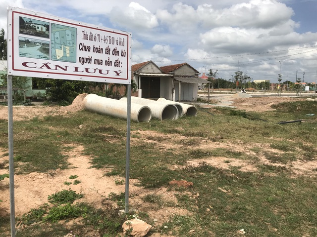 Thời gian đình chỉ dự án vẫn còn hiệu lực, nhiều nhà dân chưa di dời thì người mua đất đã xây nhà rầm rộ