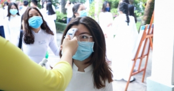 Học sinh ở TP HCM dừng đến trường, học online