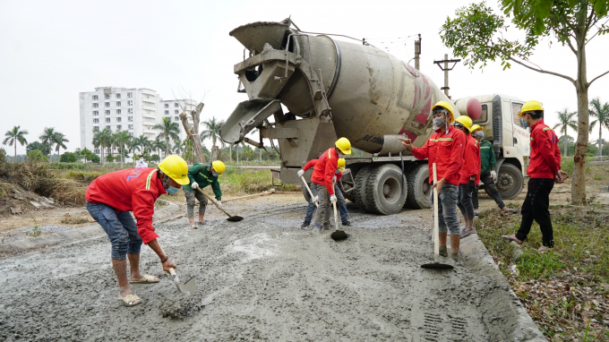 Một phần đường bao quanh khu nhà trước đây toàn đá dăm và cỏ dại cũng đang được đổ bê tông, để thuận lợi cho việc di chuyển bệnh nhân cũng như vận chuyển trang thiết bị y tế.