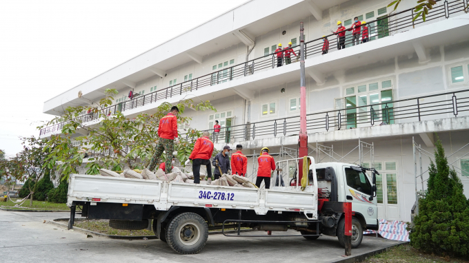 Nguyên vật liệu liên tục được vận chuyển đến để phục vụ công tác thi công, “làm mới” toàn bộ mặt bằng, biến Trung tâm Thực hành thực nghiệm (Trường ĐH Sao Đỏ-Cơ sở 2) thành Bệnh viện dã chiến đảm bảo tiêu chuẩn phục vụ bệnh nhân Covid-19.