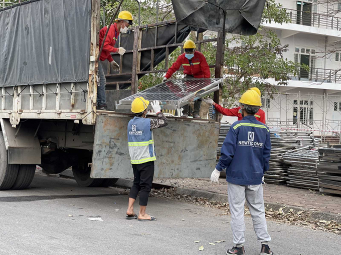 Trong sáng 2/2, các trang thiết bị từ Bệnh viện Dã chiến Tiên Sơn (Đà Nẵng) như giường, quạt, tủ,… cũng đã được Tập đoàn Sun Group vận chuyển tới Bệnh viện Dã chiến thứ ba tại Hải Dương, chuẩn bị đưa vào lắp đặt.