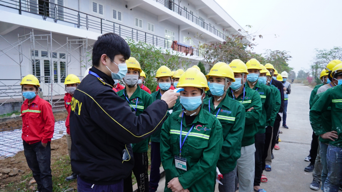 Để đảm bảo an toàn cao nhất cho nhân sự tham gia xây dựng bệnh viện dã chiến, công tác phòng dịch được triển khai quyết liệt tại công trường. Có hai chốt phòng dịch tại công trường với sự tham gia của lực lượng quân đội, y tế huyện Chí Linh, tỉnh Hải Dương và lực lượng an ninh của Tập đoàn Sun Group. 100% công nhân, cán bộ tham gia thi công được xét nghiệm, kiểm tra thân nhiệt trước và sau khi thi công.