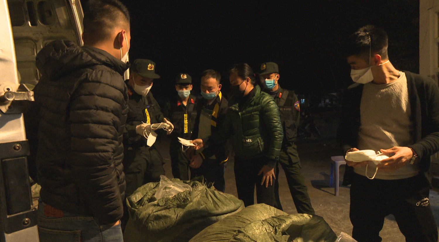 Lực lượng chức năng tiến hành kiểm tra người và phương tiện.