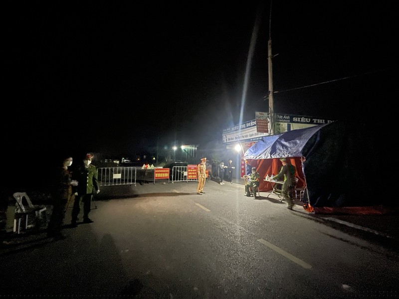 Các lực lượng tại chốt kiểm soát dịch Covid 19 ở Hải Dương.