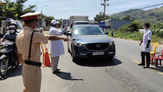 Lực lượng công an, trong đó lực lượng CSGT là chủ lực trong việc điều phối, kiểm soát lượng phương tiện di chuyển vào địa phận tỉnh Lâm Đồng.