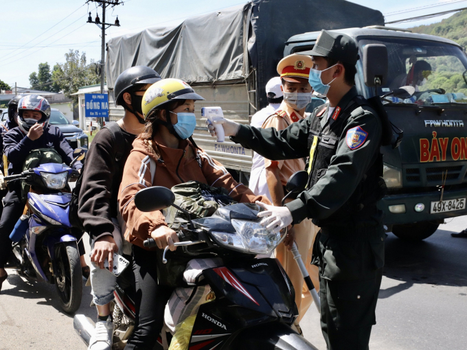 Số lượng người và phương tiện lưu thông trên QL 20 rất đông khiến công tác đảm bảo an ninh trật tự, an toàn giao thông trong quá trình kiểm soát dịch gặp nhiều áp lực.