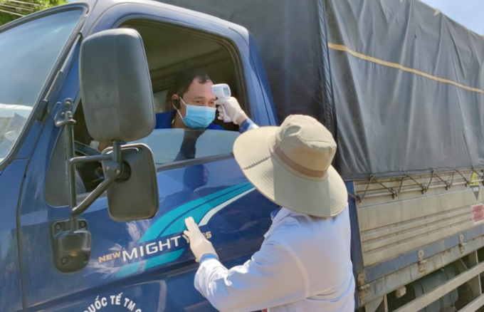 Theo thiếu tá Nguyễn Mạnh Cường, Trạm trưởng Trạm CSGT Madagui (Công an tỉnh Lâm Đồng) thì hầu hết người dân đều chấp hành việc khai báo y tế cũng như đo thân nhiệt, chia sẻ đầy đủ chính xác thông tin, lịch trình đi lại.