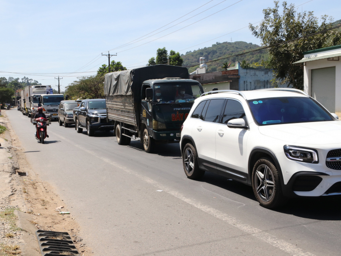 Mỗi ngày, tại chốt số 1 trên QL 20 có khoảng 6 ngàn phương tiện dừng lại kiểm tra.