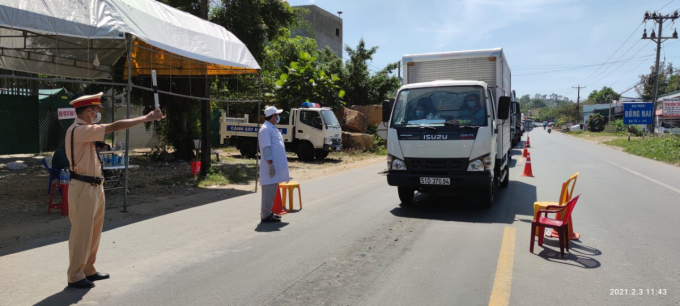 Các lực lượng tuyến đầu như y tế, công an, quân đội, dân quân tự vệ, đoàn thanh niên và thanh tra giao thông đang căng mình làm nhiệm vụ 24/24 giờ.