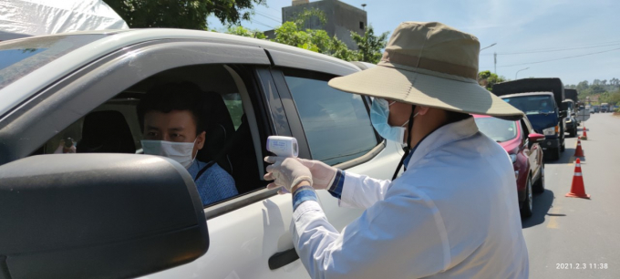 Chốt kiểm dịch số 1 trên QL 20 được xem là quan trọng nhất trong công tác phòng, chống dịch Covid-19 của tỉnh Lâm Đồng. Tại đây, trong mỗi ca trực, các lực lượng được phân công nhiệm vụ cụ thể cùng kiểm soát, kiểm tra y tế người điều khiển phương tiện giao thông từ TP Hồ Chí Minh và các tỉnh Đông Nam Bộ.