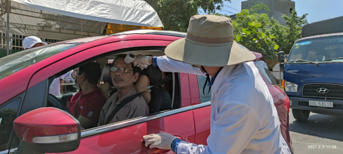 Song song với việc kiểm soát, kiểm tra y tế, lực lượng chức năng còn giám sát, nhắc nhở cũng như tuyên tuyền cho người dân tuân thủ việc đeo khẩu trang trên các phương tiện giao thông.