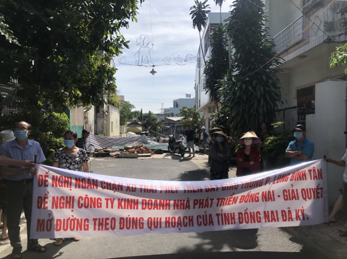 Hàng chục hộ dân căng băng rôn phản ứng