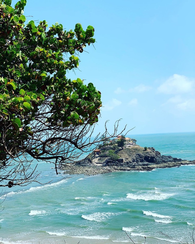 Hòn đảo nhỏ xanh mướt với bốn bề là nước. Trên đảo có ngôi miếu thiêng. Ảnh: @tam.maris