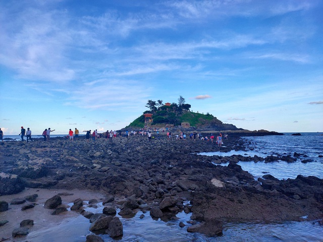 Những ngày thủy triều xuống thấp làm hiện rõ