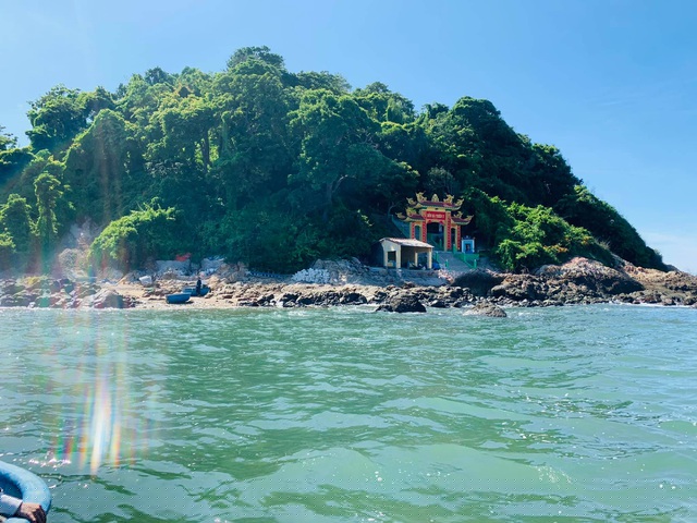 Du khách có thể đi thuyền, xuồng hoặc ghe để ra đảo. Ảnh: Phương Hằng