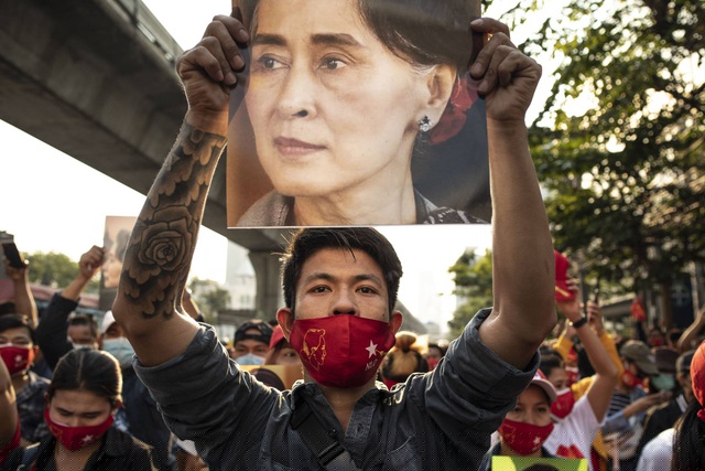Người ủng hộ b&agrave; Aung San Suu Kyi biểu t&igrave;nh phản đối đảo ch&iacute;nh b&ecirc;n ngo&agrave;i đại sứ qu&aacute;n Myanmar ở thủ đ&ocirc; Bangkok, Th&aacute;i Lan h&ocirc;m 1/2 (Ảnh: Reuters)