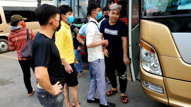 Anh Huy, anh Phi lên xe về quê một cách bất đắc dĩ