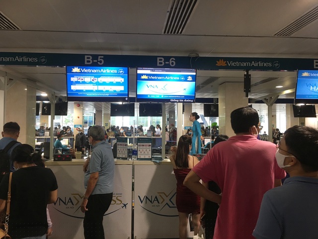 Nhiều hành khách tại TPHCM đã hoàn vé Tết vì dịch bệnh. Ảnh: Đại Việt