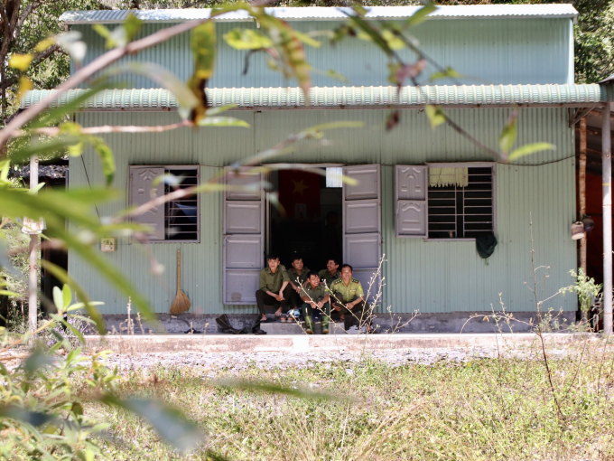 D&ugrave; điều kiện sinh hoạt c&ograve;n nhiều kh&oacute; khăn, tuy nhi&ecirc;n, những c&aacute;n bộ l&acirc;m nghiệp vẫn một l&ograve;ng bảo vệ l&aacute; phổi xanh, giữ cho n&uacute;i rừng vẹn nguy&ecirc;n gi&aacute; trị vốn c&oacute;.