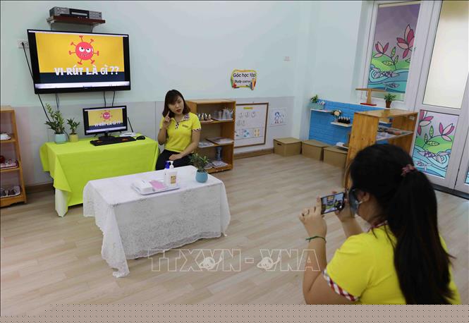 Giáo viên trường Mầm non Thanh Xuân Trung làm bài giảng điện tử dạy học sinh cách phòng chống virus. Ảnh: Thanh Tùng/TTXVN
