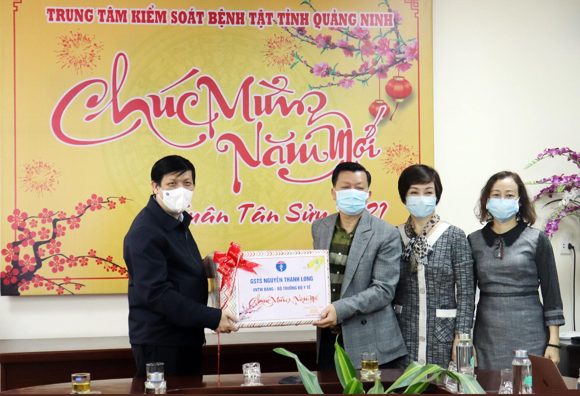 Bộ trưởng Bộ Y tế tặng qu&agrave; động vi&ecirc;n kh&iacute;ch lệ c&aacute;n bộ Trung t&acirc;m CDC Quảng Ninh.