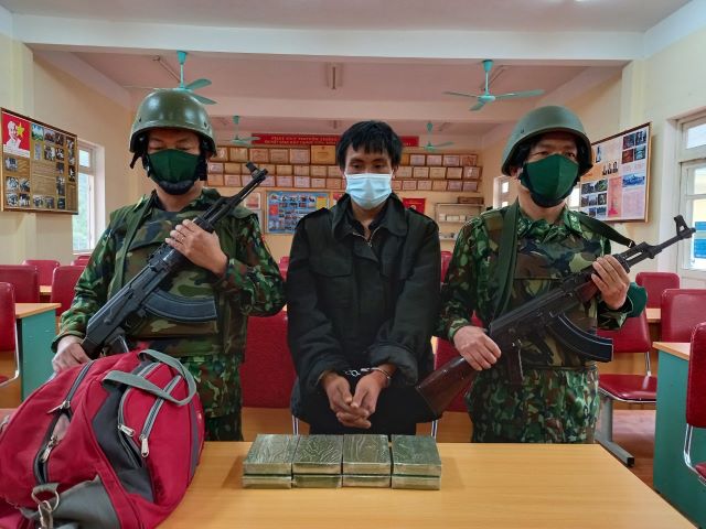 Đối tượng Tu Lỳ Vừ c&ugrave;ng tang vật tại cơ quan điều tra.