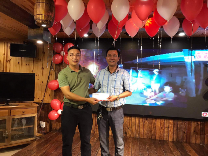 Nh&agrave; b&aacute;o Nguyễn Mạnh H&ugrave;ng - VP Đ&ocirc;ng Nam Bộ, B&aacute;o PLVN ủng hộ đội Hiệp sĩ số tiền 5 triệu đồng v&igrave; đạt được nhiều th&agrave;nh t&iacute;ch g&igrave;n giữ an ninh trật tự trong năm 2020.