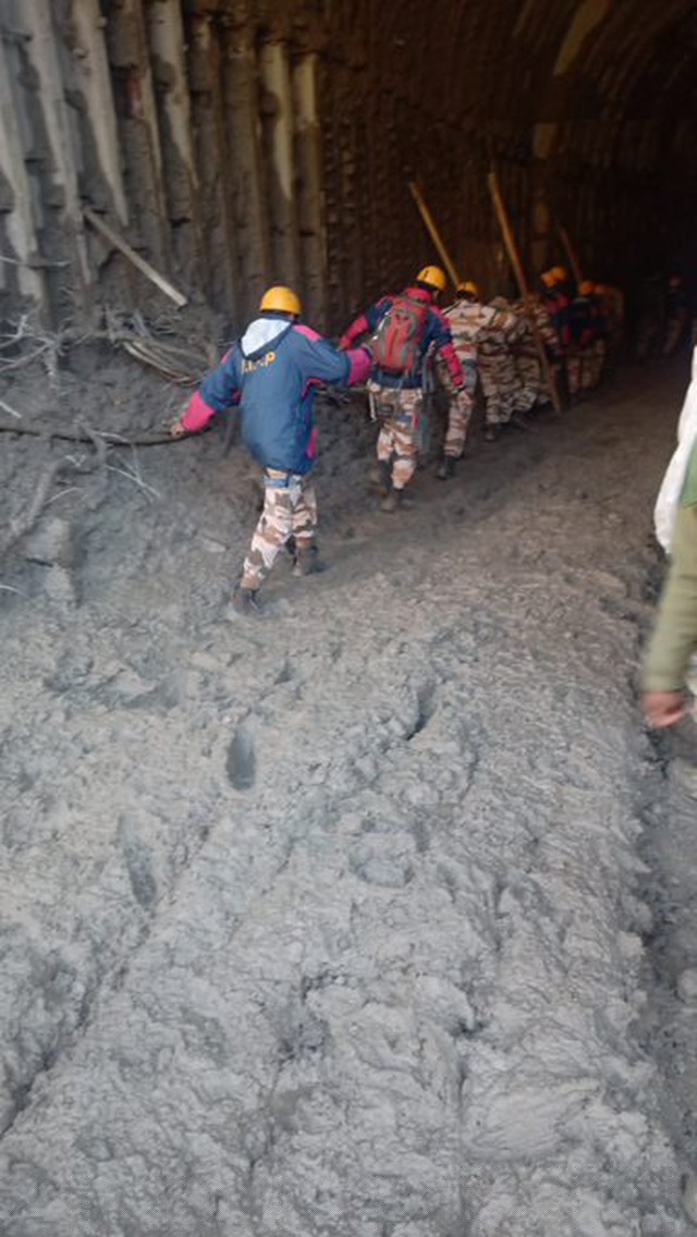 Các lực lượng đã phải rất vất vả để vào hầm thực hiện công tác tìm kiếm và cứu nạn.