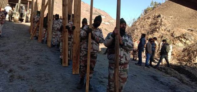 Hàng trăm binh sĩ, lực lượng bán quân sự và các trực thăng quân đội đã được điều động tới hiện trường hỗ trợ công tác tìm kiếm người mất tích.