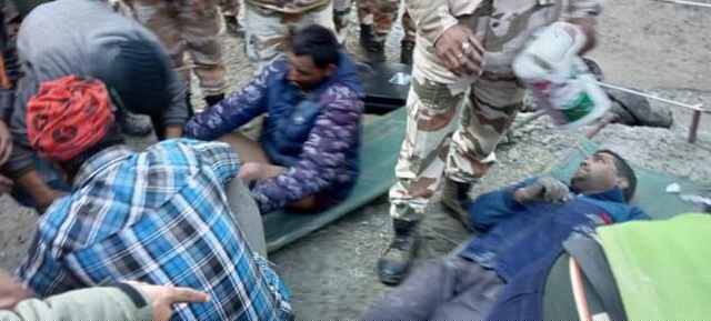 Những người sống sót được hỗ trợ sau khi được giải cứu. 