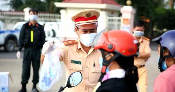 Công an tỉnh Đồng Nai "tiếp sức" cho người dân về quê đón Tết và ngăn ngừa dịch Covid-19