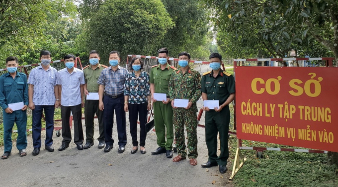 Lãnh đạo UBND huyện Đạ Tẻh động viên những cán bộ, chiến sĩ tại điểm cách ly.