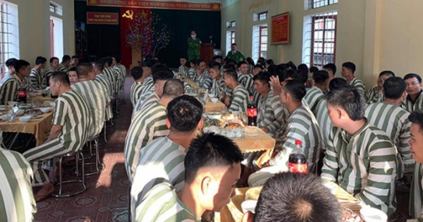 Ấm lòng bữa cơm tất niên của những người lầm lỡ