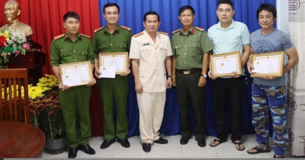 Nghẹt thở khống chế đôi nam nữ dùng dao cướp dây chuyền đêm giao thừa